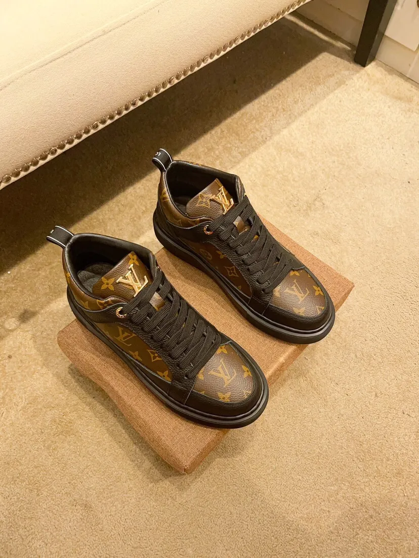 Factory price 460 [LV] Louis Vuitton's latest high-top casual Korean-style men's shoes, brand new autumn and winter design, perfect workmanship, cabinet quality, upper: cowhide material, leather lining; soft and comfortable, rubber outsole super light, wear-resistant, simple, versatile fashion men's shoes, color optional, size 38--44